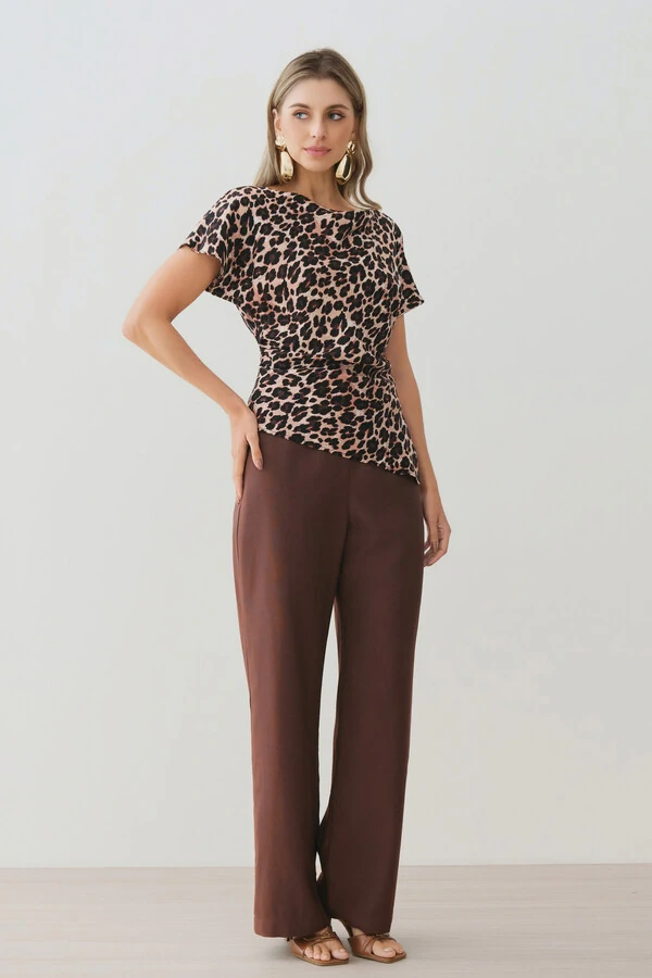 Blusa Assimétrica Onça Manga Morcego Decote Canoa Drapeado