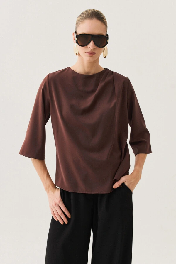 Blusa Assimétrica Manga 3/4 Pregas Ombro Esquerdo