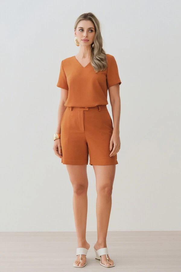 Conjunto Blusa Decote V e Shorts Botão Forrado
