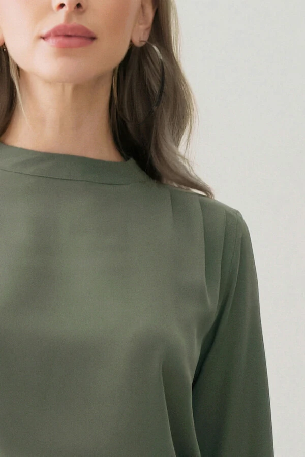 Blusa Assimétrica Manga Longa Punho Gola Baixa Ombro Esquerdo Pregas Triple