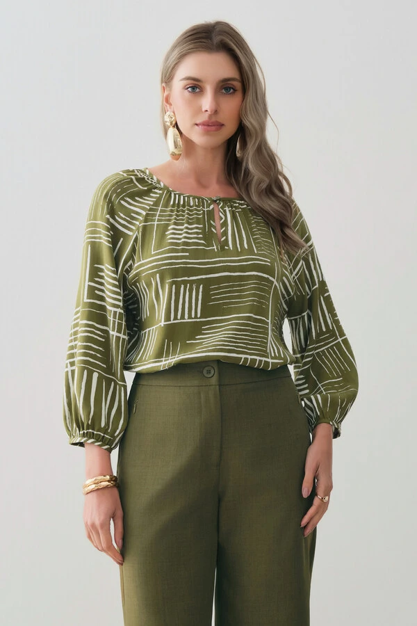 Blusa Abstrata Manga 3/4 Raglan Decote Gota Mini Botão