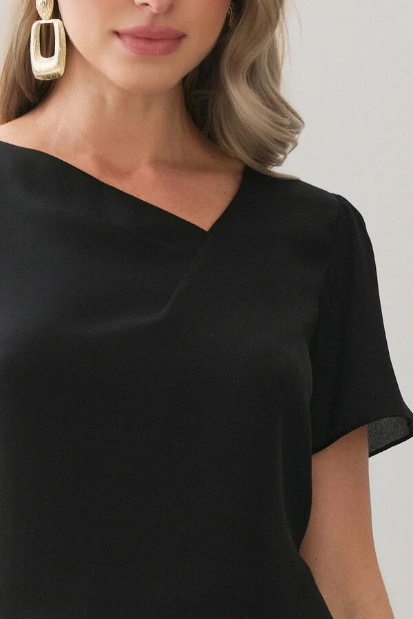 Blusa Decote V Assimétrico Pregas