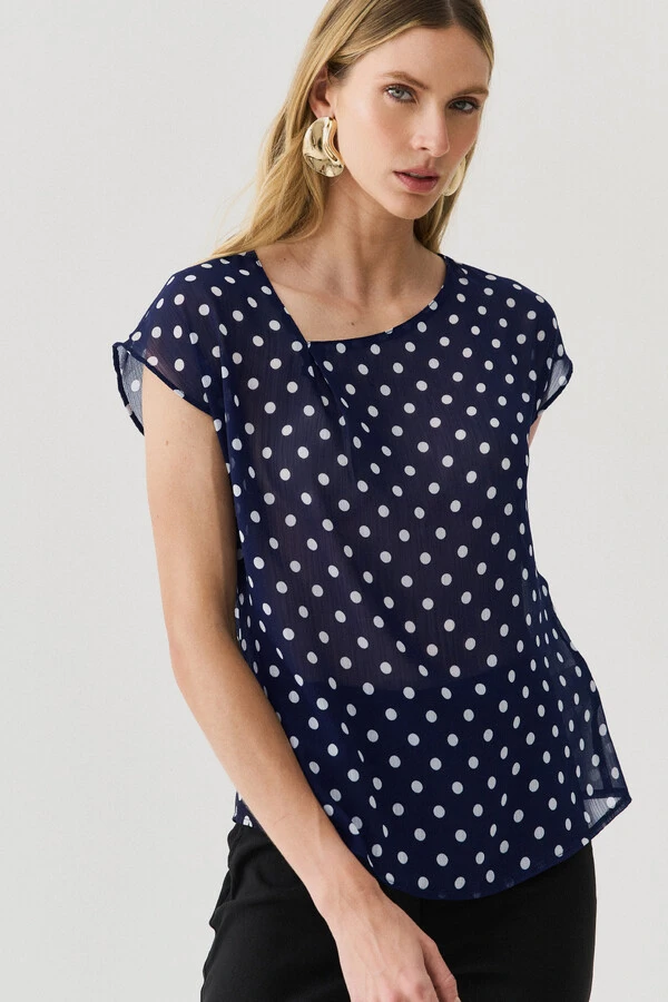 Blusa Poa de Chiffon Manga Morcego Decote Assimétrico Prega