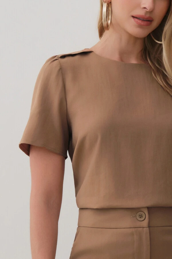 Conjunto de Blusa Ombro Prega e Calça Reta Ampla