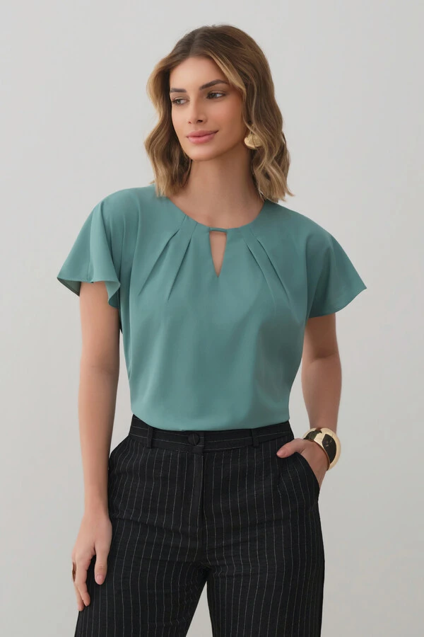 Blusa Manga Morcego Evasê Decote Cut Out Pregas