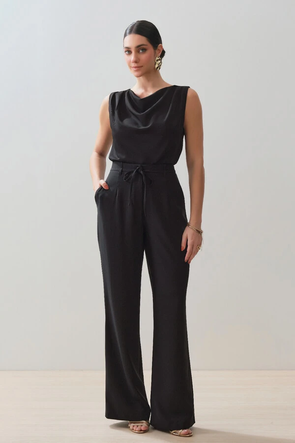 Conjunto de Alfaiataria de Regata Decote Drapeado Ombro Pregas Double e Pantalona Cinto Fino