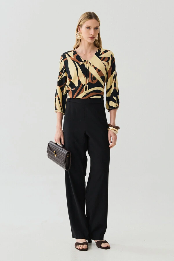 Blusa Folhagem Abstrata Manga 3/4 Decote V Laço