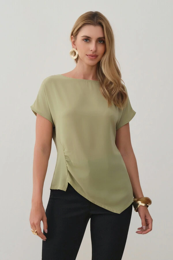 Blusa Assimétrica Manga Morcego Lateral Franzidos