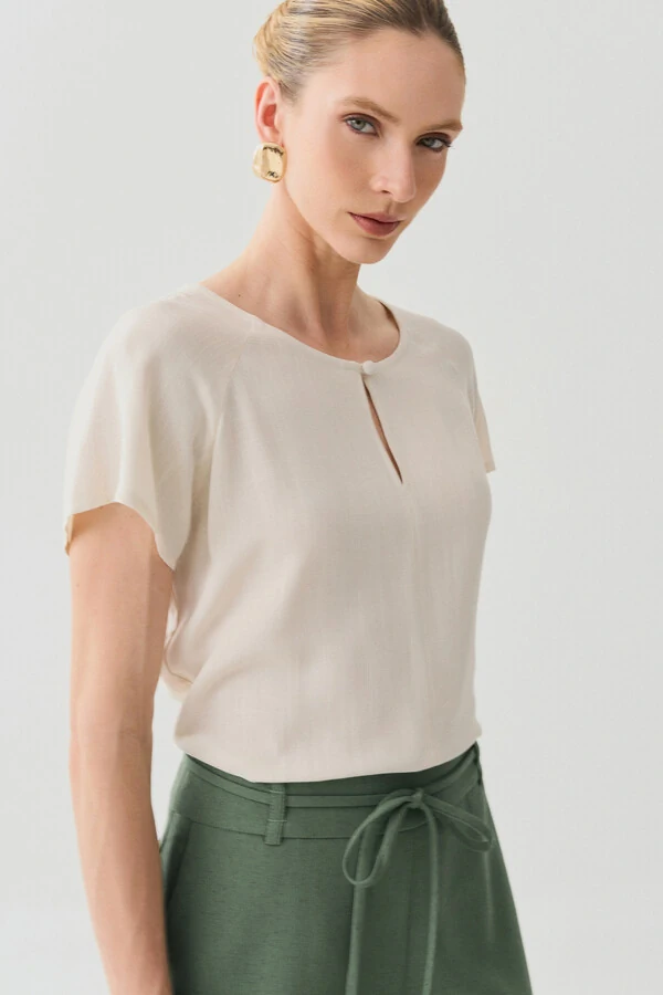 Blusa Manga Raglan Decote Gota Mini Botão Forrado