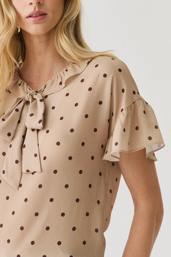 Blusa Poa Manga Franzida Decote Babado Laço
