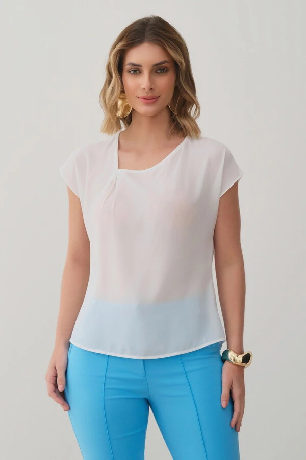 Blusa Manga Morcego Decote Assimétrico Prega