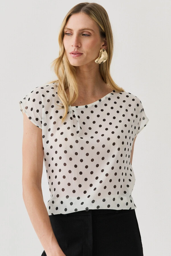 Blusa Poa de Chiffon Manga Morcego Decote Assimétrico Prega