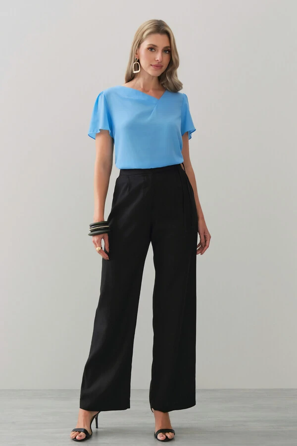 Blusa Decote V Assimétrico Pregas