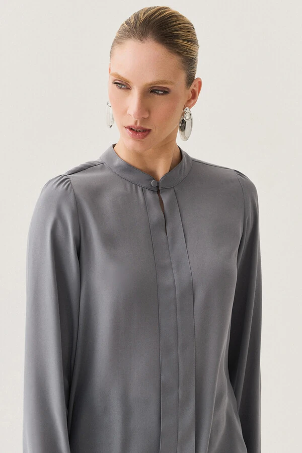 Blusa Manga Longa Punho Gola Baixa Mini Botão Forrado Pregas