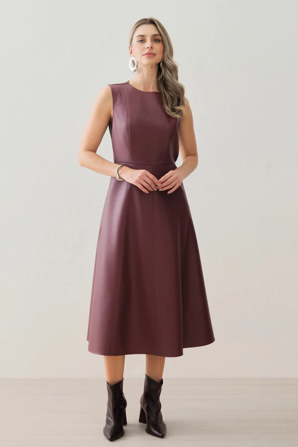 Vestido Midi Evasê Regata de Couro Recortes