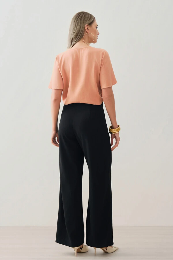 Blusa Decote V Assimétrico Recorte