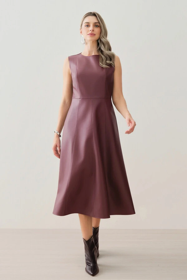 Vestido Midi Evasê Regata de Couro Recortes