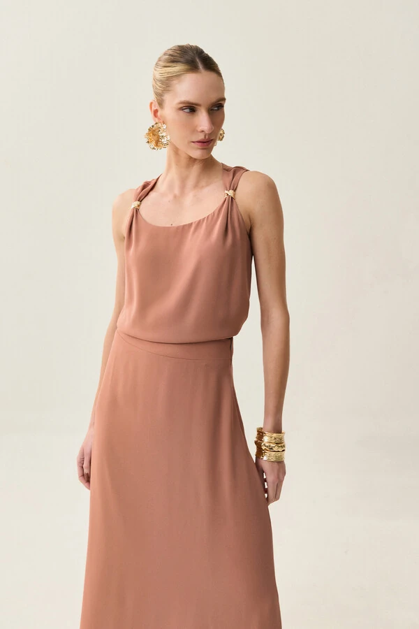 Conjunto de Blusa Regata Omro Gold e Saia Midi Evasê