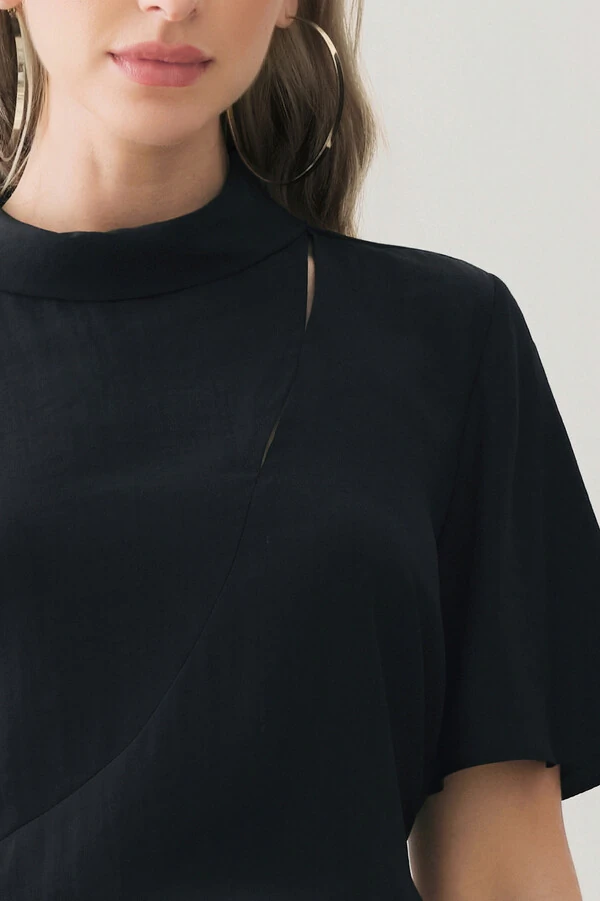 Blusa de Cetim Gola Dobrada Recorte Assimétrico Cut Out