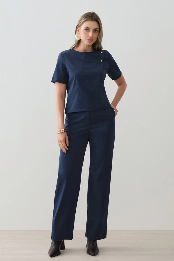 Conjunto de Alfaiataria de Blusa Crop Assimétrica Ombro Esquerdo Prega Gold Double e Calça Reta