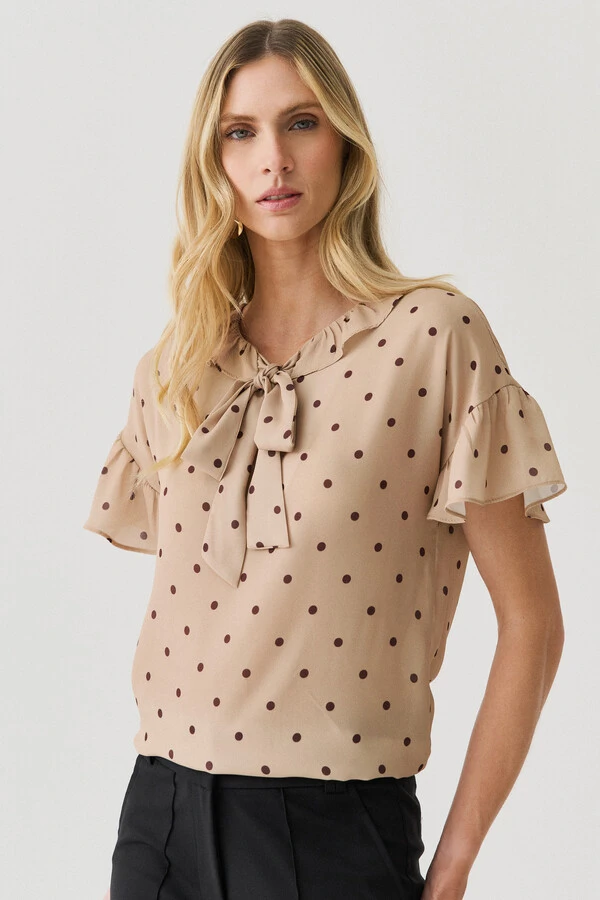 Blusa Poa Manga Franzida Decote Babado Laço