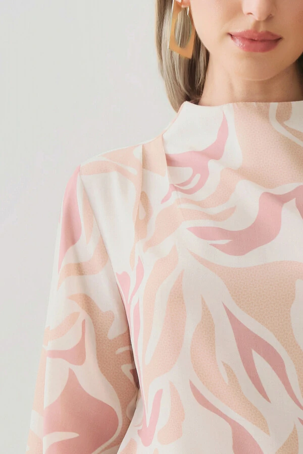 Blusa Assimétrica Abstrata Manga Longa Punho Double Gola Careca Baixa Ombro Direito Pregas Double