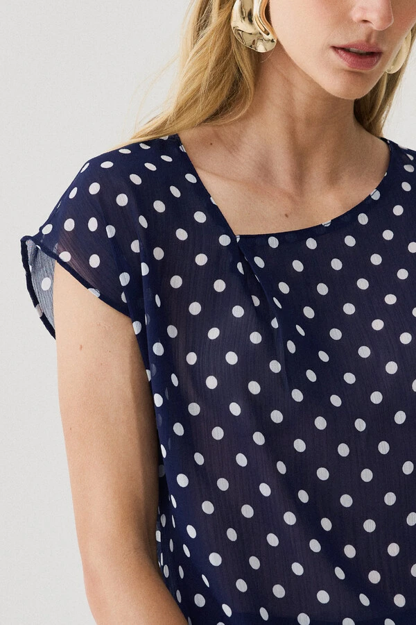 Blusa Poa de Chiffon Manga Morcego Decote Assimétrico Prega