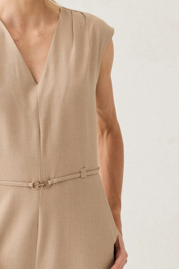 Macacão Regata de Alfaiataria Decote V Ombro Pregas Cinto Fino Gold