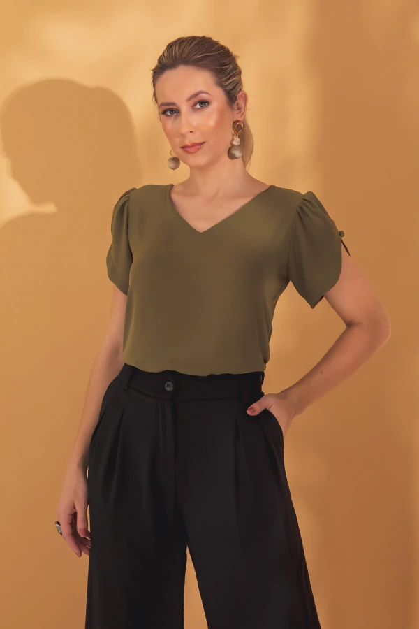 Blusa manga aberta botão forrado