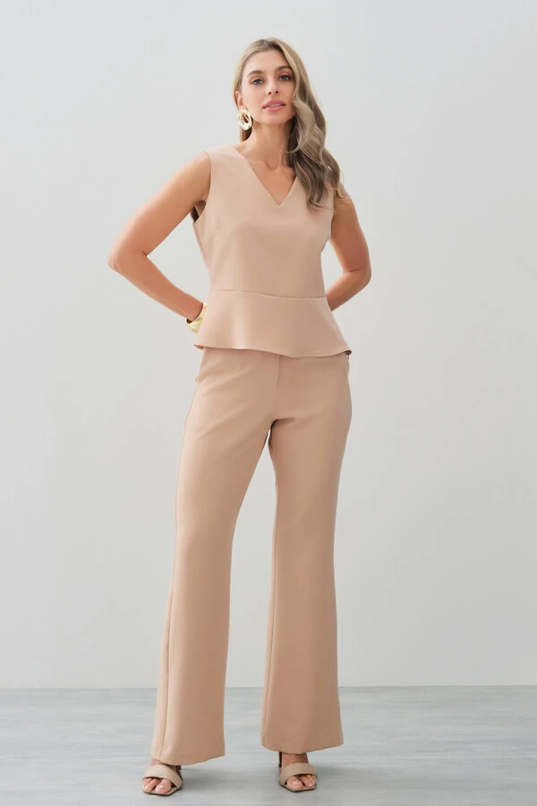 Conjunto de Alfaiataria de Blusa Regata Decote V Recorte e Calça Flare Botão Forrado