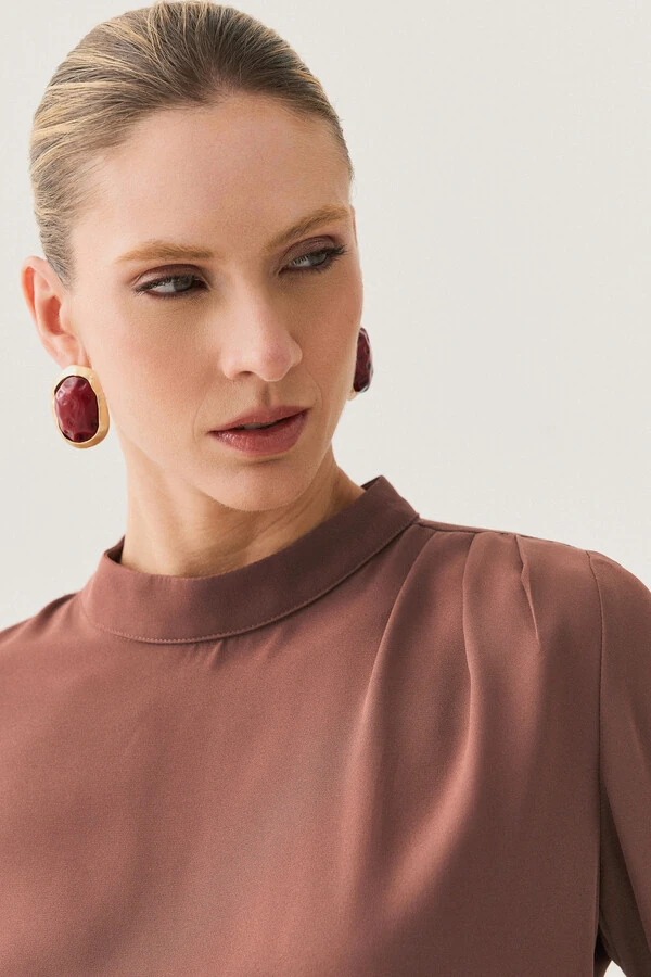 Blusa Assimétrica Manga Longa Evasê Gola Baixa Pregas Ombro Esquerdo