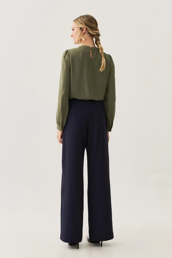 Blusa Manga Longa Punho Gola Baixa Vazada Gota