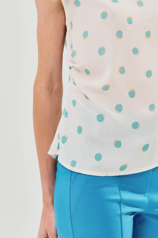 Blusa Assimétrica Poa Sobreposta Lateral Direita Franzida