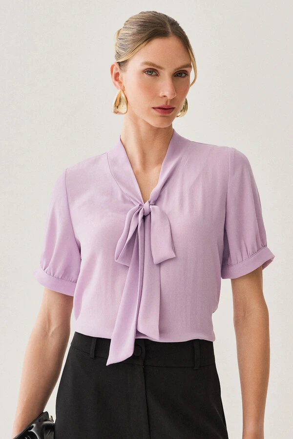 Blusa Manga Punho Gola Baixa Laço