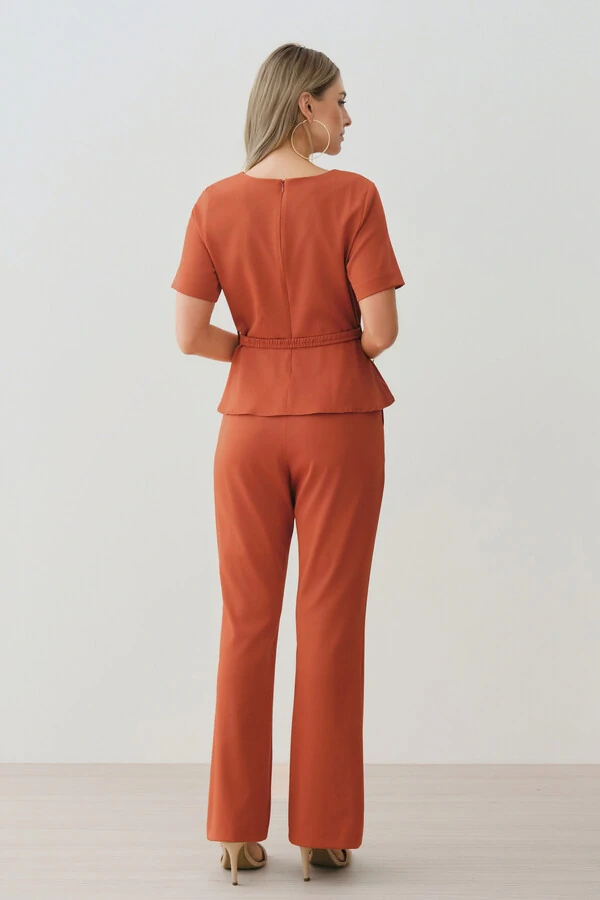 Conjunto de Blusa Crop Peplum Recorte Cinto Gold e Calça Flare Recorte