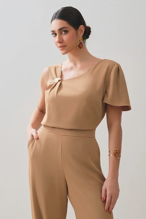 Conjunto de Alfaiataria de Blusa Assimétrica Alça Direita Gold Pregas e Pantalona