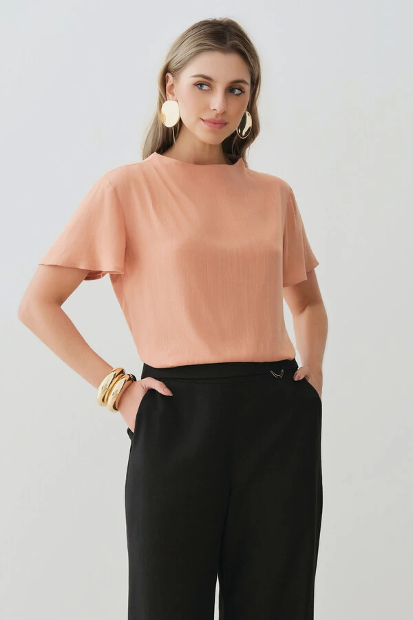 Blusa Assimétrica Gola Careca Baixa Pregas Ombro Direito