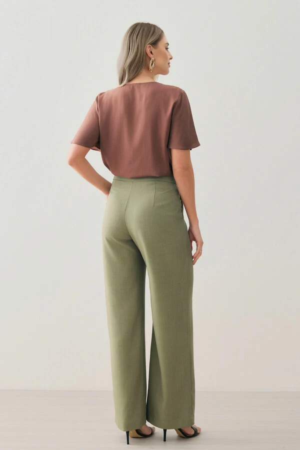 Blusa Manga Evasê Decote Vazado Gold