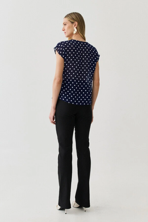 Blusa Poa de Chiffon Manga Morcego Decote Assimétrico Prega