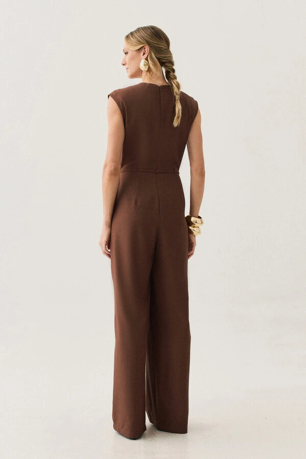 Macacão Regata de Alfaiataria Decote V Ombro Pregas Cinto Fino Gold