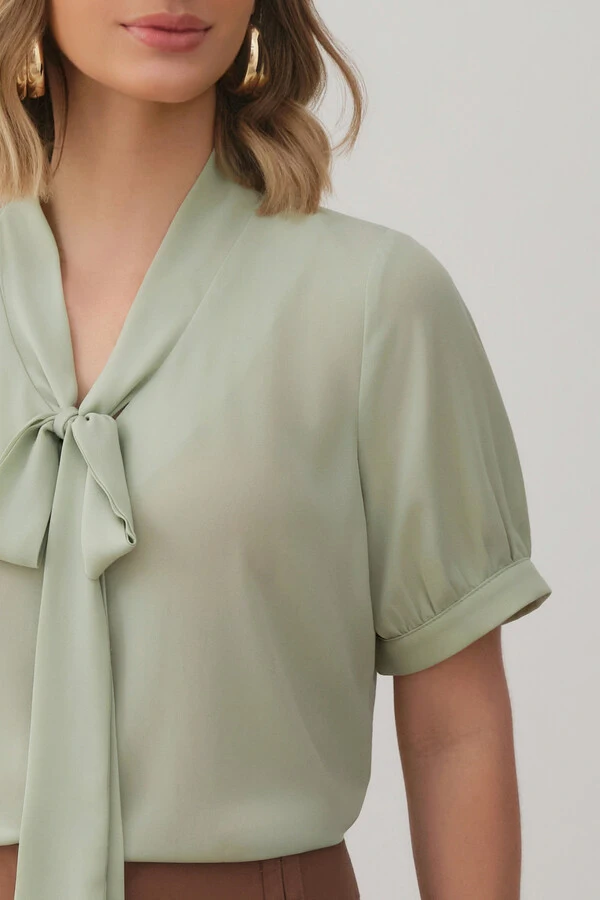 Blusa Manga Punho Gola Baixa Laço