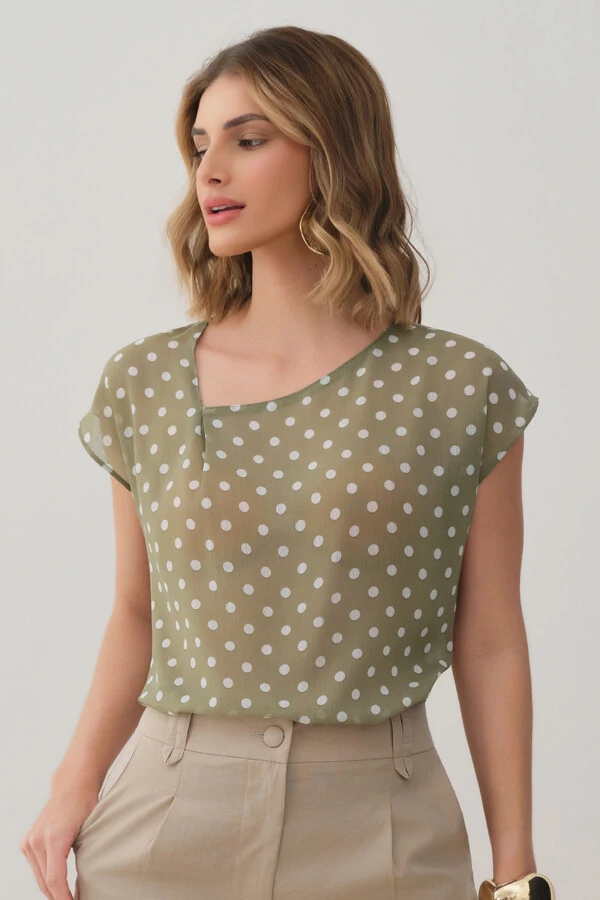 Blusa Poa de Chiffon Manga Morcego Decote Assimétrico Prega
