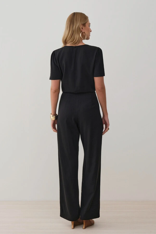 Conjunto de Blusa Ombro Prega e Calça Reta Ampla