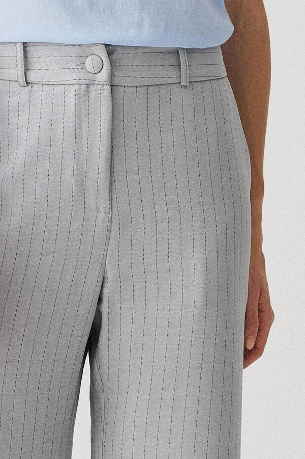 Pantalona Slim Risca de Giz Botão Forrado