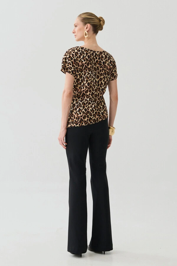 Blusa Assimétrica Onça Manga Morcego Decote Canoa Drapeado