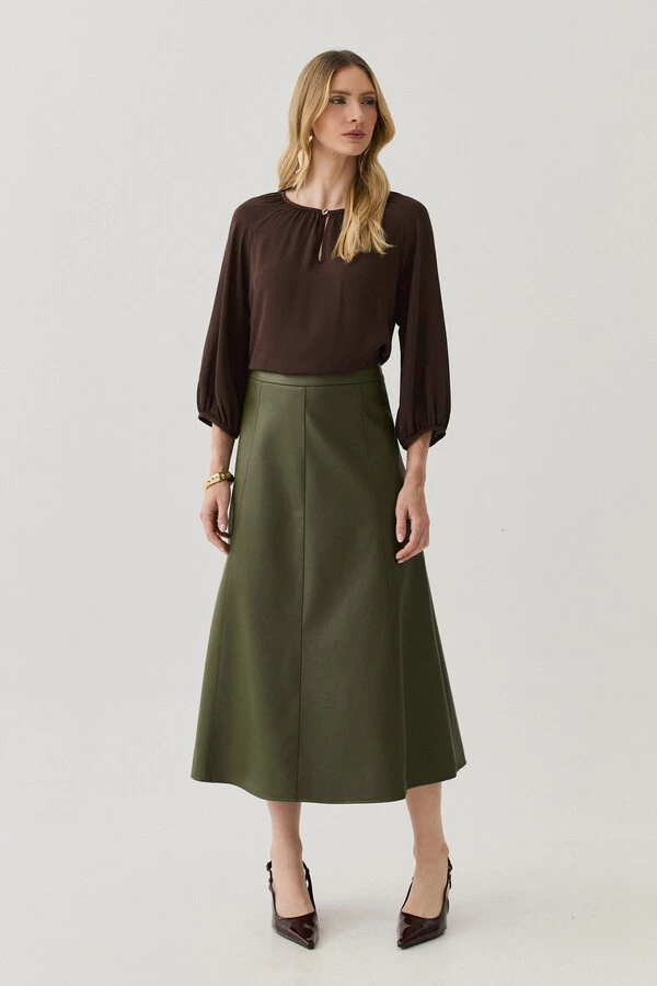 Saia Midi Evasê de Couro Recortes