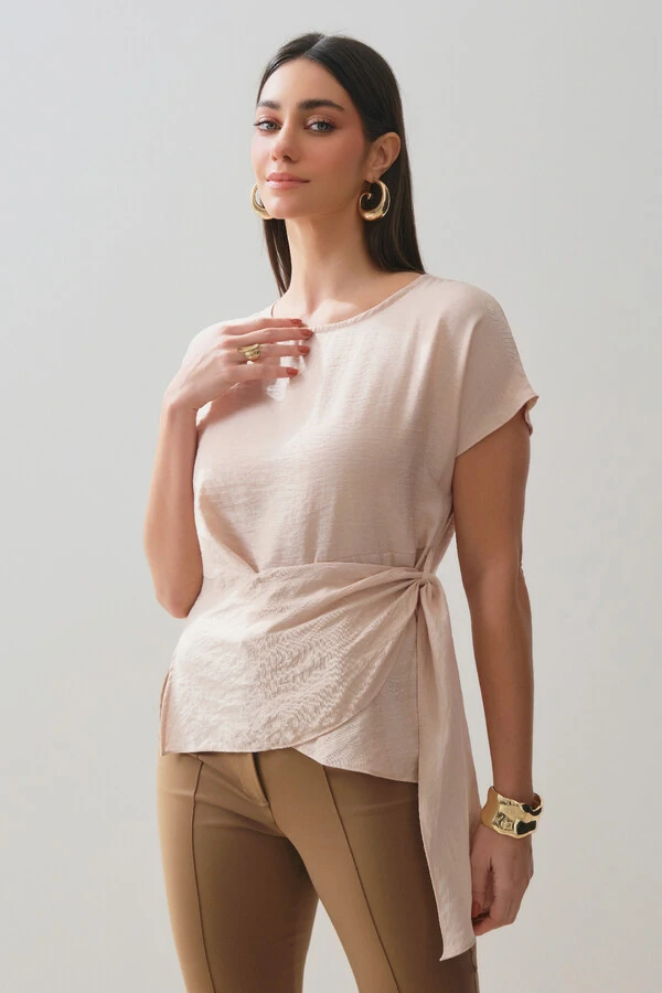 Blusa Manga Morcego Faixa Transpassada Fenda Lateral Direita
