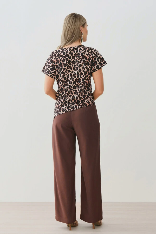 Blusa Assimétrica Onça Manga Morcego Decote Canoa Drapeado