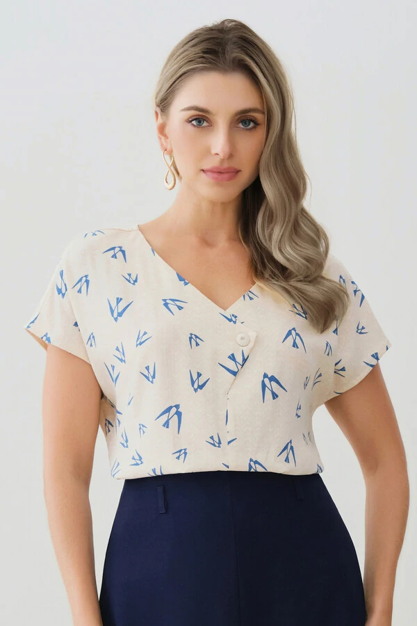 Blusa Pássaro Manga Morcego Decote V Botão Forrado