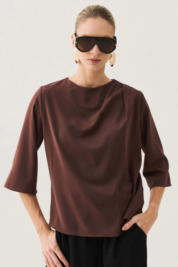 Blusa Assimétrica Manga 3/4 Pregas Ombro Esquerdo